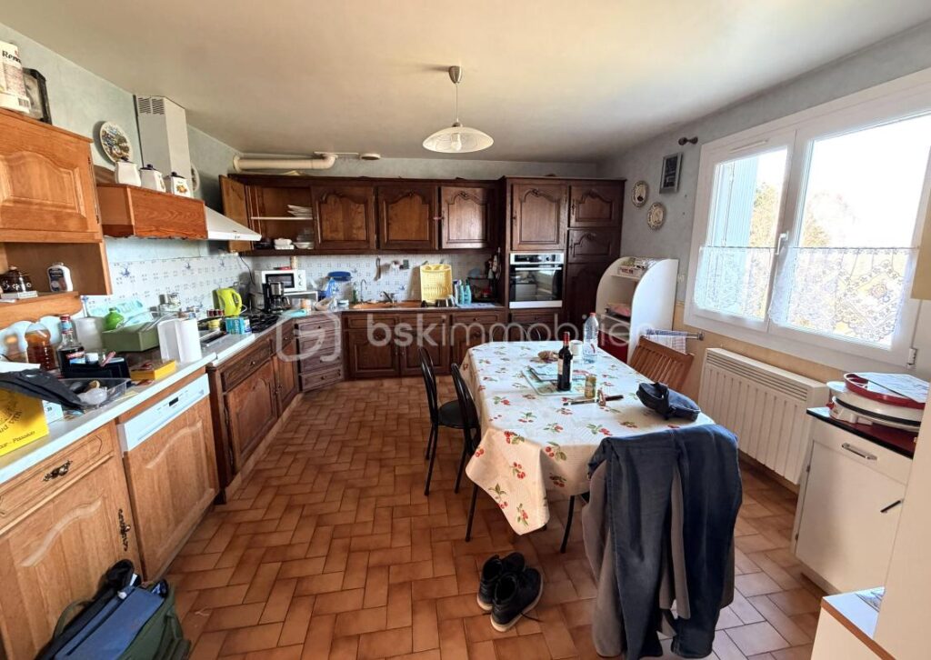 Maison avec garage – autonomie de plain pied et sous sol complet – 8 pièces – 6 chambres – 170 m²