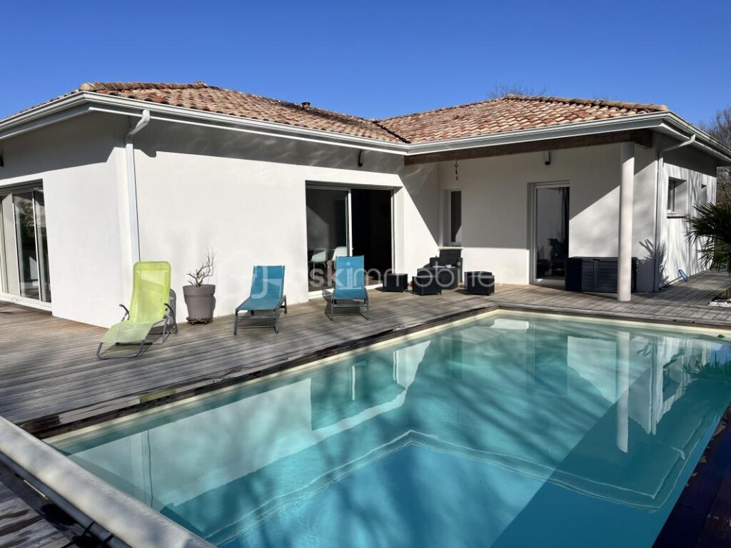 Maison contemporaine avec piscine – 4 pièces – 3 chambres – 130 m²