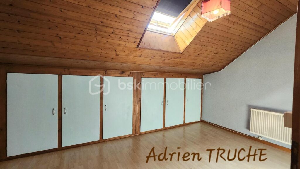 CHALLONGES — AU CALME — BEAUX ESPACES — SOUS SOL COMPLET – 8 pièces – 6 chambres – 135 m²