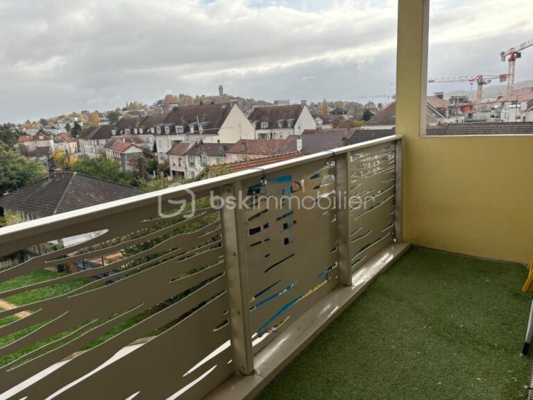 APPARTEMENT F4 LUMINEUX AVEC VUE DÉGAGÉE SUR LA TOUR DE MONTLHÉRY – 4 pièces – 3 chambres – 73 m²