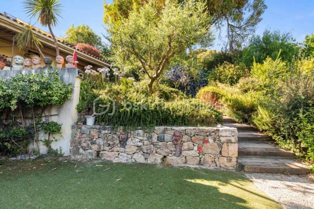 Maison d&rsquo;artiste à Saint Paul de Vence : un écrin de créativité et de sérénité – 7 pièces – 5 chambres – 312 m²