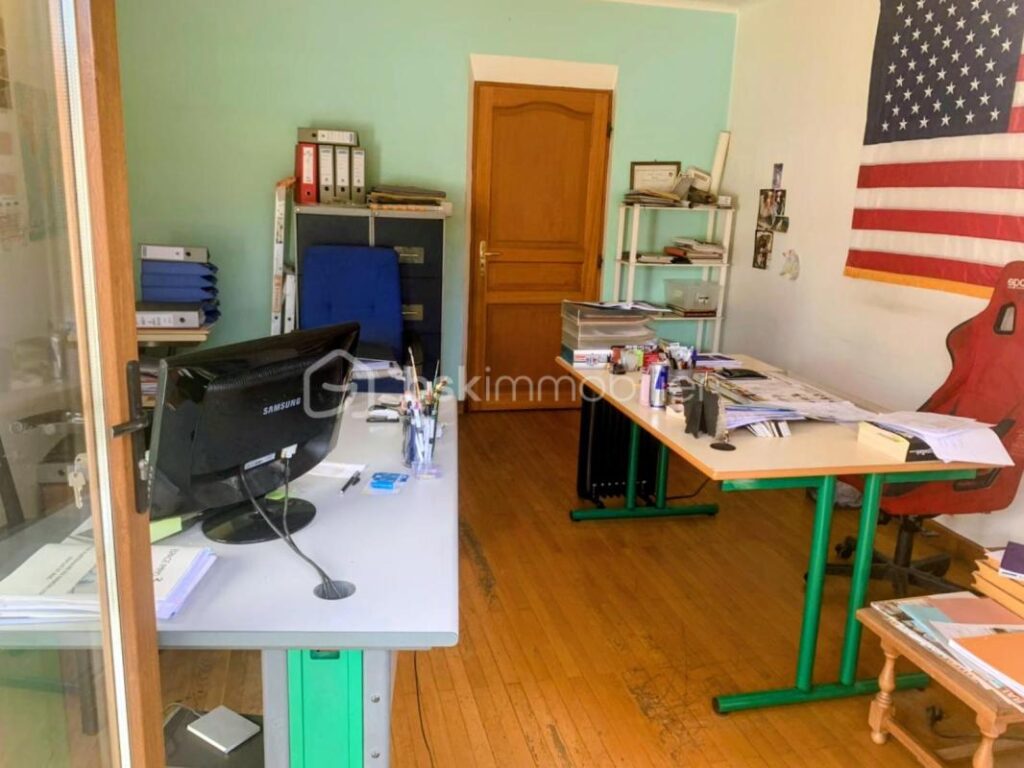 LA MURE SUD (38350) – VUE SUR L’OBIOU – Sur une parcelle de 1 380m², Grande MAISON FAMILIALE de 222 m² + 229 m² de dépendances – 10 pièces – 5 chambres – 222 m²