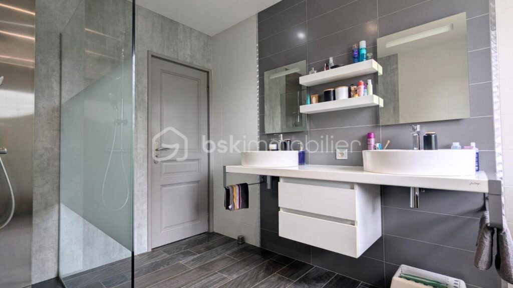 Élégante maison familiale avec piscine 220 m2 – vue imprenable – 8 pièces – 5 chambres – 220 m²