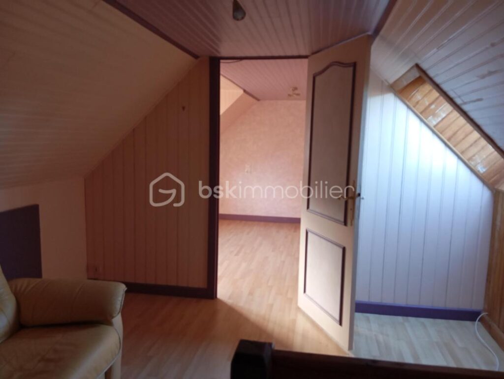 Maison habitable ** bourg callac** terrain**dépendances – 4 pièces – 2 chambres – 53 m²