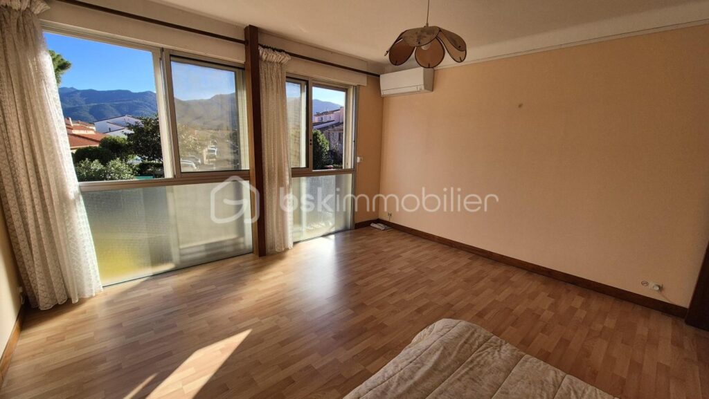 A VENDRE MAISON DEUX FACES TRAVERSANTE DE 152M² SUR TERRAIN DE 261M² A SAINT ANDRE – VUE SUR LES ALBERES – QUATRE CHAMBRES – GARAGE – CLIMATISATION REVERSIBLE – CHEMINEE – AUCUN VIS A VIS – 7 pièces – 4 chambres – 152 m²