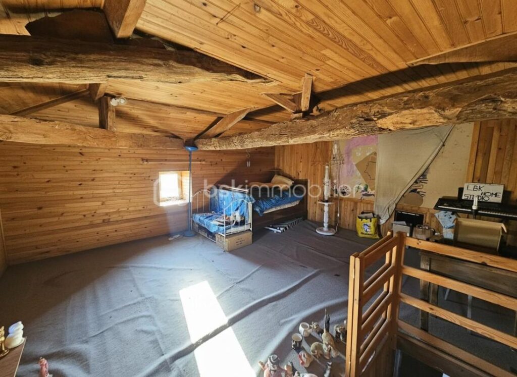 Ancien corps de ferme avec 4,7 hectares – Vue exceptionnelle – Proximité Roanne – 6 pièces – 5 chambres – 185 m²