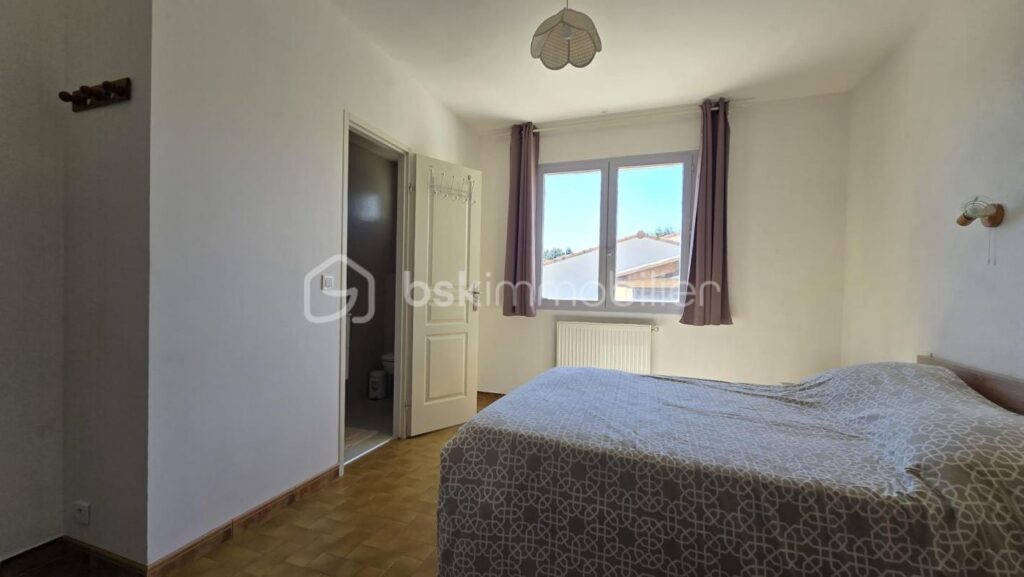 Grande maison divisée en deux appartements avec PISCINE ET VUE IMPRENABLE – 7 pièces – 5 chambres – 223 m²