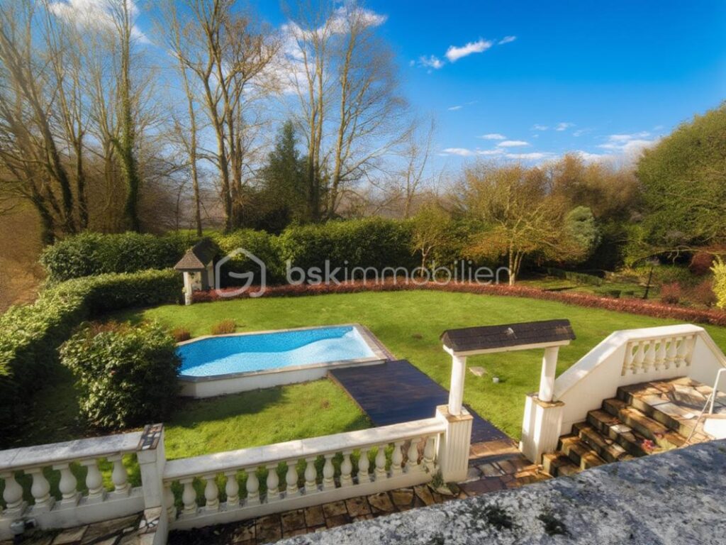 PROCHE VILLEDIEU-LES-POÊLES & A84 – MAISON DE STANDING AVEC PISCINE – 5 pièces – 4 chambres – 140 m²