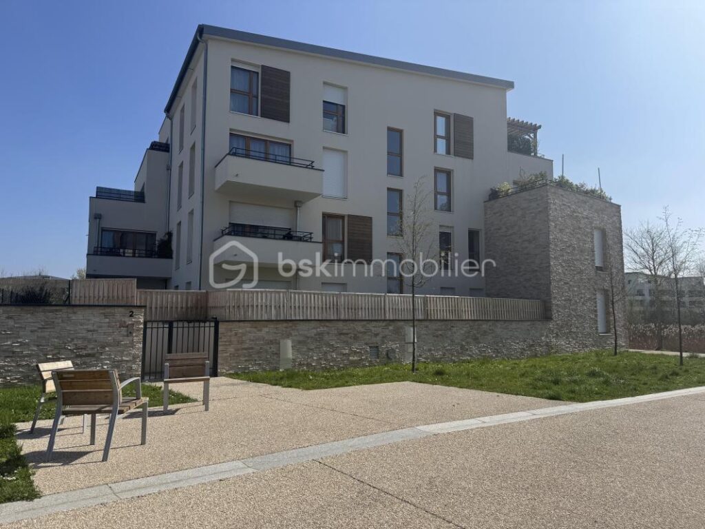 Charmant T2 de 42 m² avec vue imprenable sur le canal – Quartier prisé de la Croix-Bonnet à Bois-d’Arcy – 2 pièces – 1 chambre – 41 m²