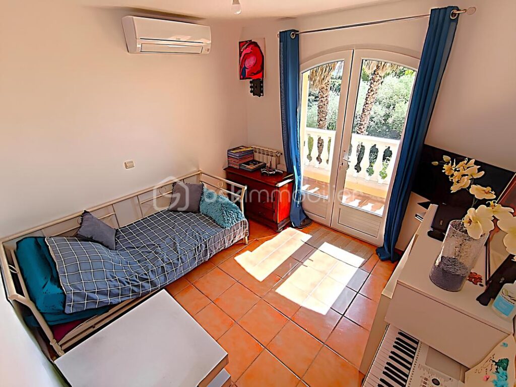 À VENDRE –EXCEPTIONNELLE VILLA 9 PIÈCES 225 M² ET 1 662 M² DE TERRAIN – PISCINE À DÉBORDEMENT– GARAGE– JARDIN – 5 CHAMBRES – BUREAU – T2 INDÉPENDANT– VUE PANORAMIQUE COLLINES ET MER– SANS VIS-À-VIS – PROCHE CENTRE-VILLE OLLIOULES – LA COURTINE – 945 000 € – 9 pièces – 5 chambres – 225 m²