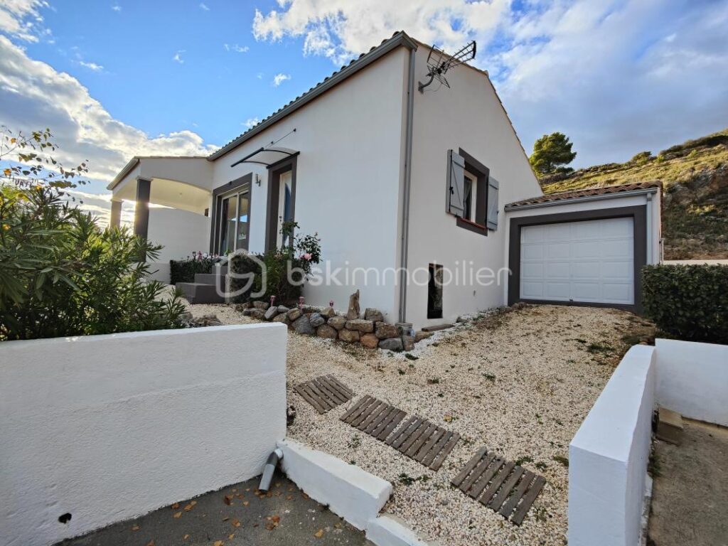 MONTREDON DES CORBIÈRES – Maison de PLAIN PIED de 90 m² sur 580m² de parcelle avec très belle vue – 4 faces – GRANDE PIÈCE A VIVRE MODERNE – 3 chambres – Climatisation réversible – double vitrage – Garage – Piscinable – 4 pièces – 3 chambres – 90 m²