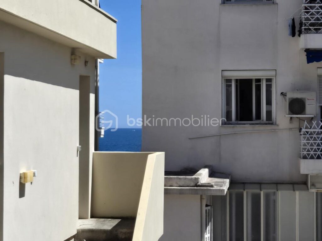 Baisse de prix 313950€ Appartement lumineux avec double balcon et vue mer en cœur urbain – 2 pièces – 1 chambre – 55 m²