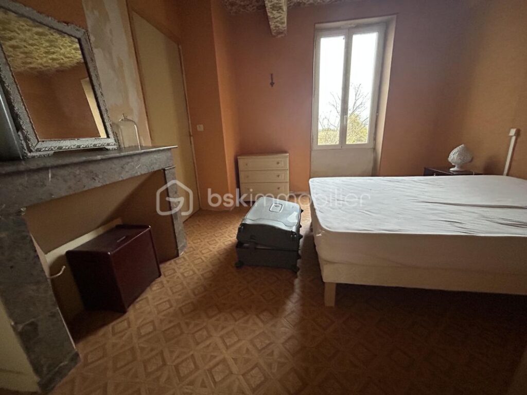 Belle maison en pierres, Dépendances –garage–3 ha 82 – 8 pièces – 6 chambres – 250 m²