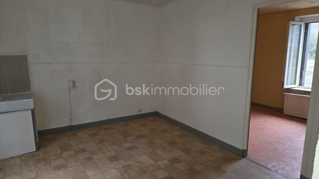 Bogny-sur-Meuse : Ensemble immobilier polyvalent divisé en 2 maisons avec belle vue dégagée sur la Meuse – 7 pièces – 4 chambres – 126 m²