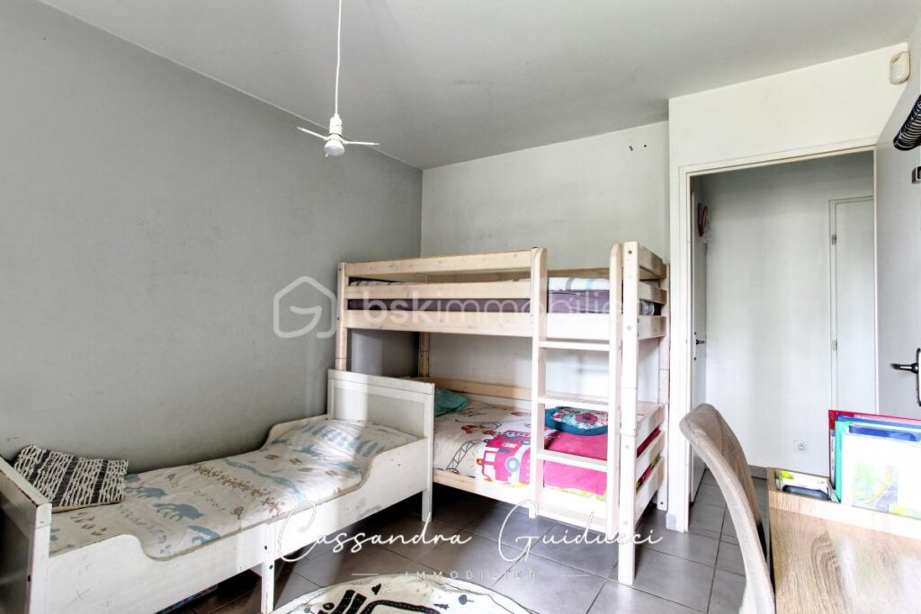 APPARTEMENT 3 PIECES AVEC GRANDE TERRASSE – RESIDENCE LA PINEDE – 3 pièces – 2 chambres – 66 m²