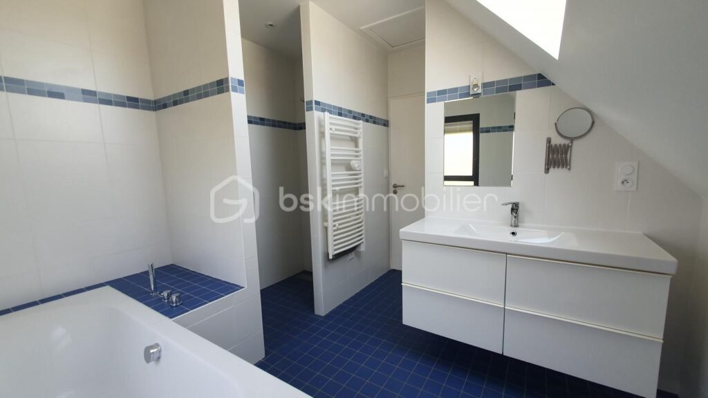 Maison 10 pièces de 210 m² – 10 pièces – 5 chambres – 210 m²