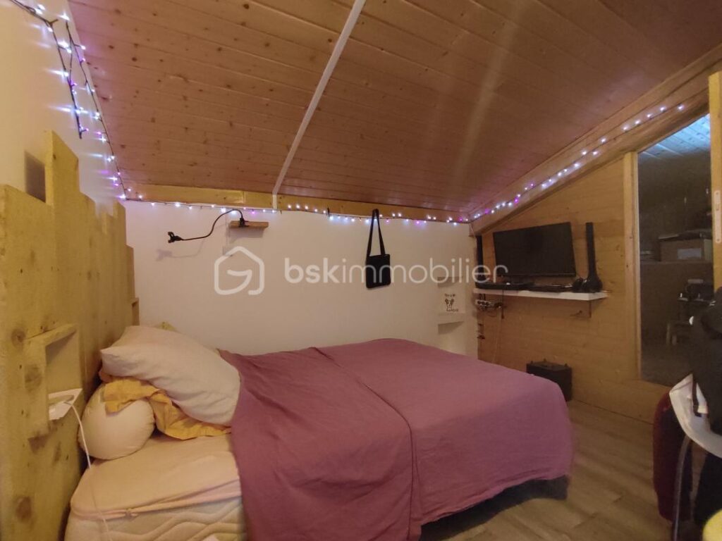 MAISON AVEC PISCINE ET GRAND TERRAIN – 7 pièces – 3 chambres – 200 m²