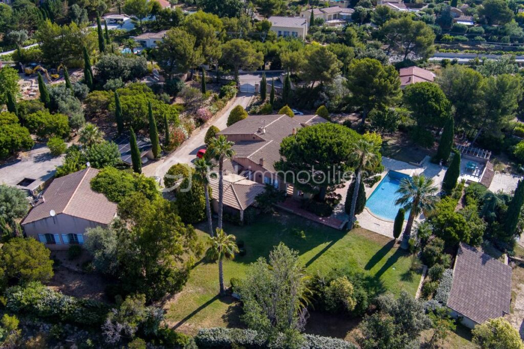 Magnifique propriété avec maison principale, dépendance et maison de gardien – Potentiel d’agrandissement – 11 pièces – 7 chambres – 350 m²