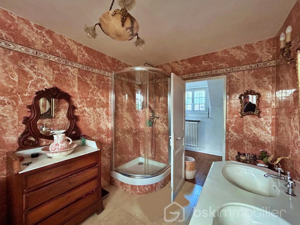 Magnifique propriété de charme du milieu XIXème, offrant 3 maisons pour une surface habitable de 487m2 au total – NR pièces – 12 chambres – 487 m²