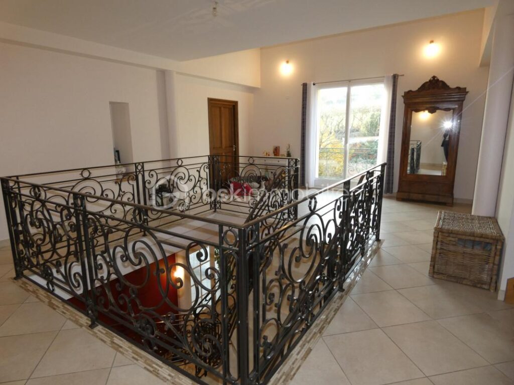 A proximité de Roanne, Villerest 42300, superbe maison de caractère, 9 pièces, 6 chambres, cadre de vie exceptionnel et vue panoramique sur le lac de VILLEREST – 9 pièces – 6 chambres – 377 m²