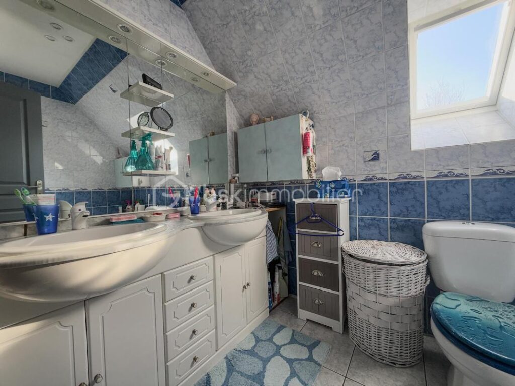 A SEULEMENT 5 KILOMÈTRES DE PONT L’ÉVÊQUE ET 15 KILOMÈTRES DE LA CÔTE FLEURIE, MAISON AU CALME, CADRE VERDOYANT – 4 pièces – 3 chambres – 96 m²