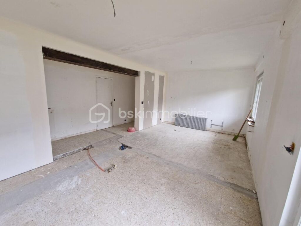 Superbe maison de 167m² sur 2 niveaux à finir de rénover!! Un terrain de 2825m² et une source.. Une grange attenante – 6 pièces – 4 chambres – 167 m²