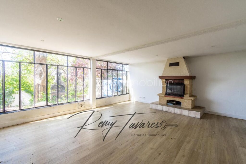 Maison de 185 m2 avec un terrain de 1300 m2 – 6 pièces – 3 chambres – 185 m²