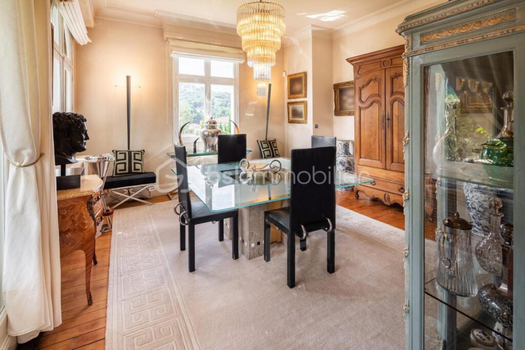 Profitez du luxe paisible d’une maison d’architecte au cœur de Lourdes – 8 pièces – 5 chambres – 310 m²