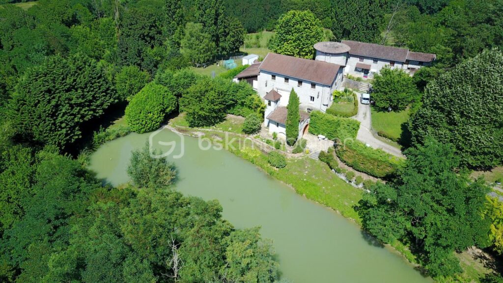 Authentique Corps de Ferme du 18ème Siècle et Terrain de 2,3 Hectares – 13 pièces – 6 chambres – 600 m²