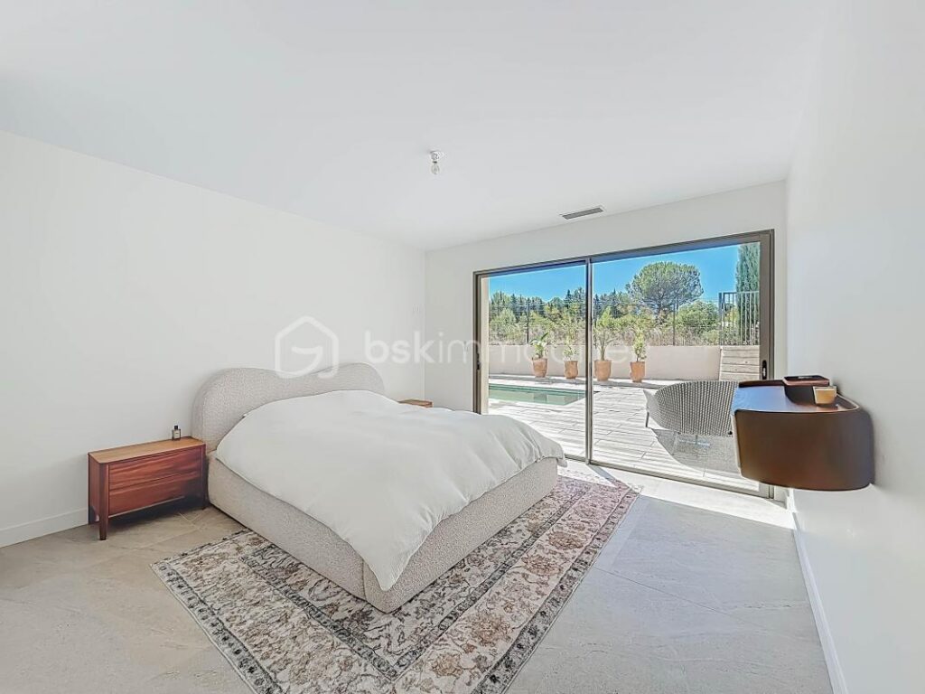 *** VILLA CONTEMPORAINE DE 240 M² SUR 1000 M² AVEC BUREAUX DE 106 M² ET HANGAR DE 200 M² – MONTARNAUD *** – 8 pièces – 4 chambres – 346 m²