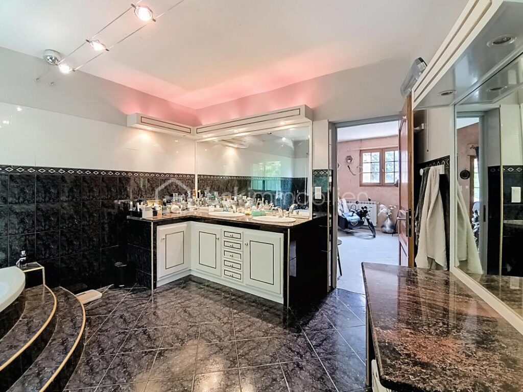 Grande maison familiale de 287 m² avec jardin, piscine et garage – Bédarieux – 11 pièces – 4 chambres – 287 m²