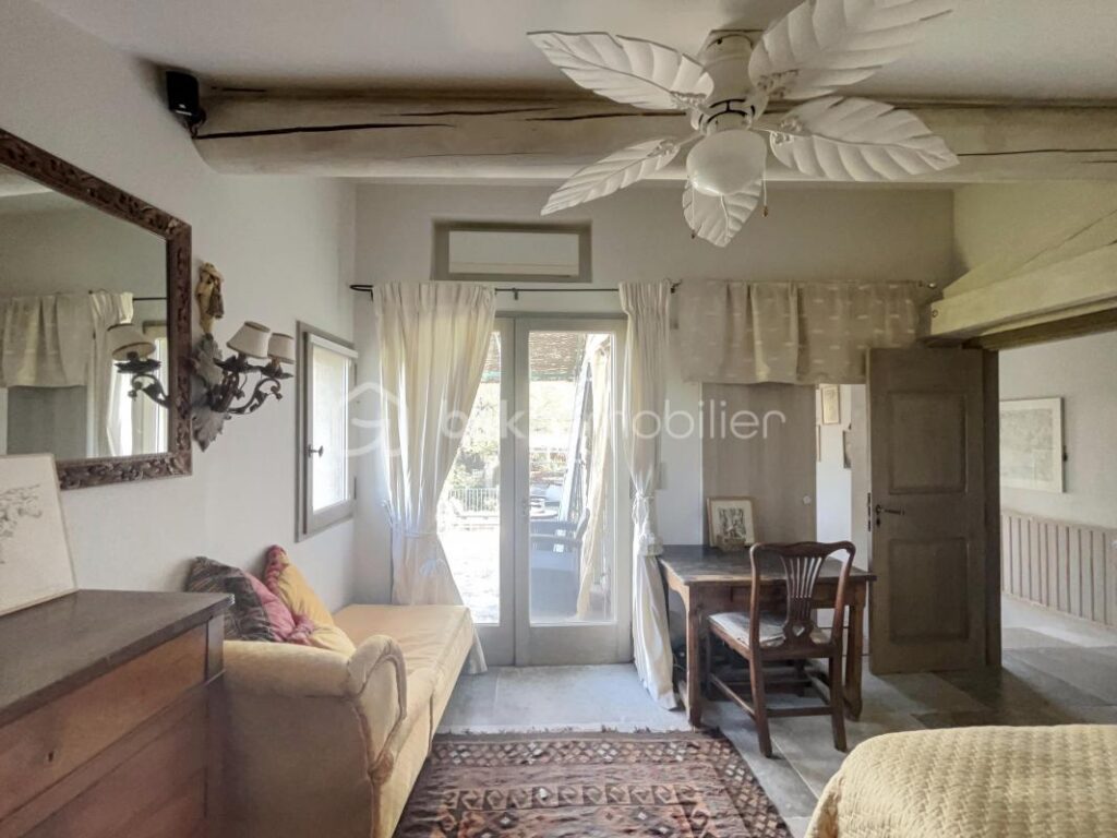 Ménerbes – Exceptionnelle Propriété avec Vues à 360° – Maison Principale, Pigeonnier & Jardin Piscine – 8 pièces – 3 chambres – 176 m²