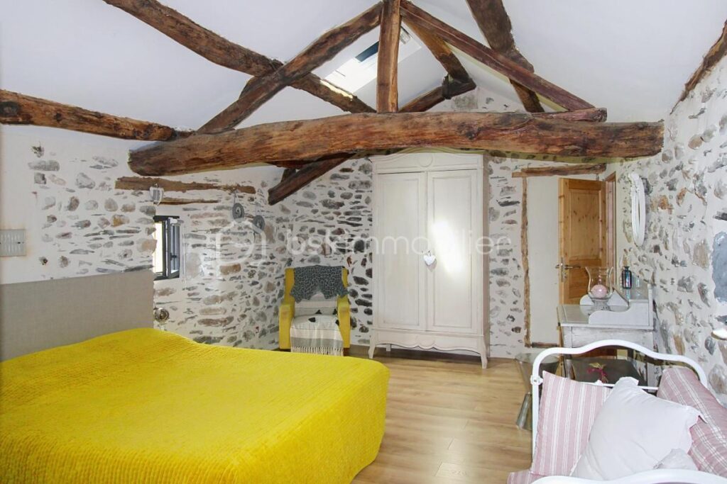 Maison de village en bord de rivière – 9 pièces – 3 chambres – 150 m²