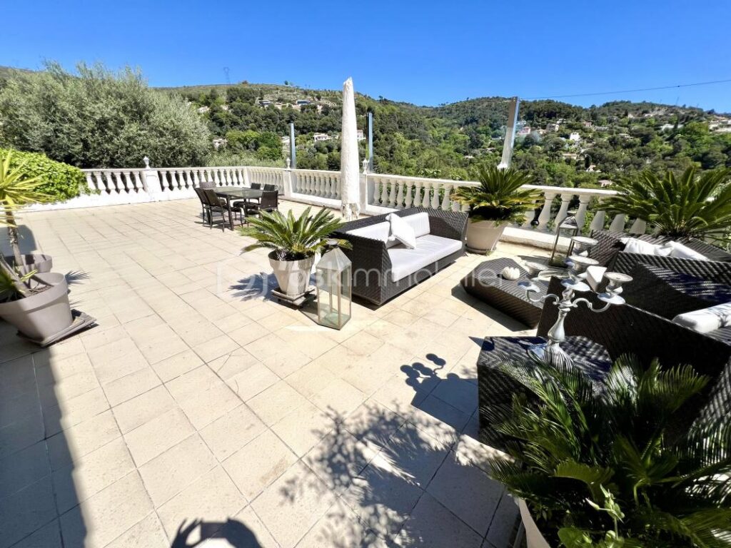 Nice (Saint Pancrace) – Villa d’architecte – Vue mer – Piscine – 6 pièces – 3 chambres – 181 m²