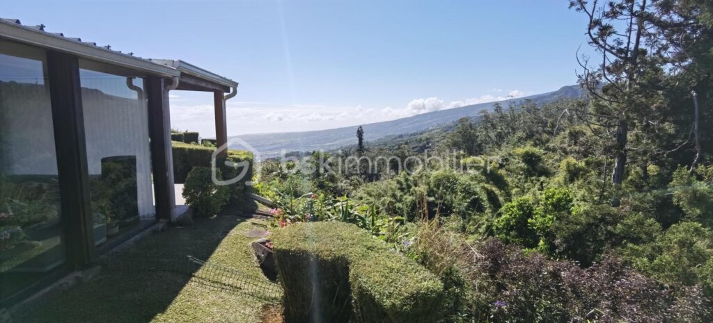 A VENDRE – VILLA – SAINT DENIS – LE BRULE – 8 pièces – 4 chambres – 267 m²