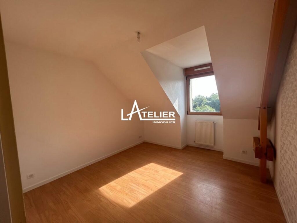 Maison de bourg avec garage indépendant et vie de plain-pied – 5 pièces – 4 chambres – 131 m²