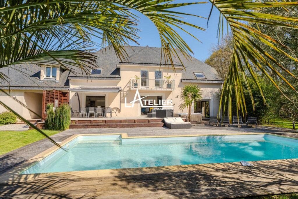 Villa de standing avec jardin luxuriant, intimité préservée – 9 pièces – 7 chambres – 283 m²