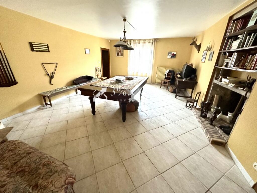 MAISON DE VILLAGE 300 M2 – TERRAIN 8.5 HECTARES – BOX POUR C – 12 pièces – 5 chambres – 300 m²