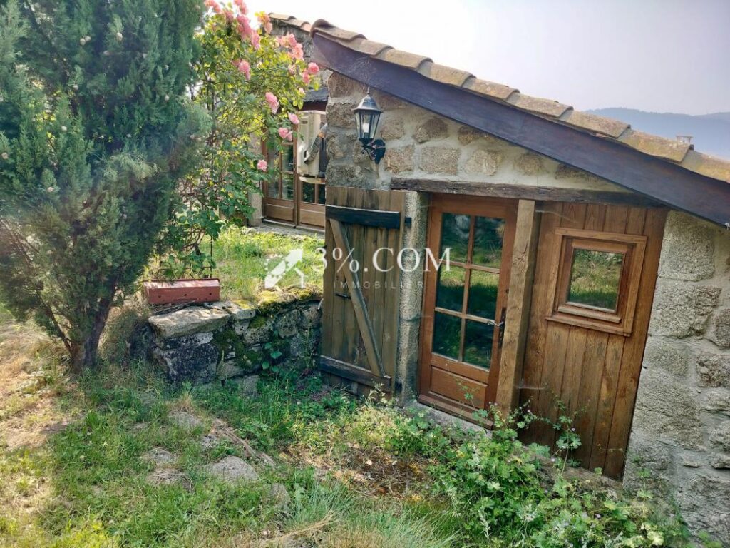 Mas de caractère en pierre de pays de 266m2 – idéal gîte – 11 pièces – 6 chambres – 266 m²