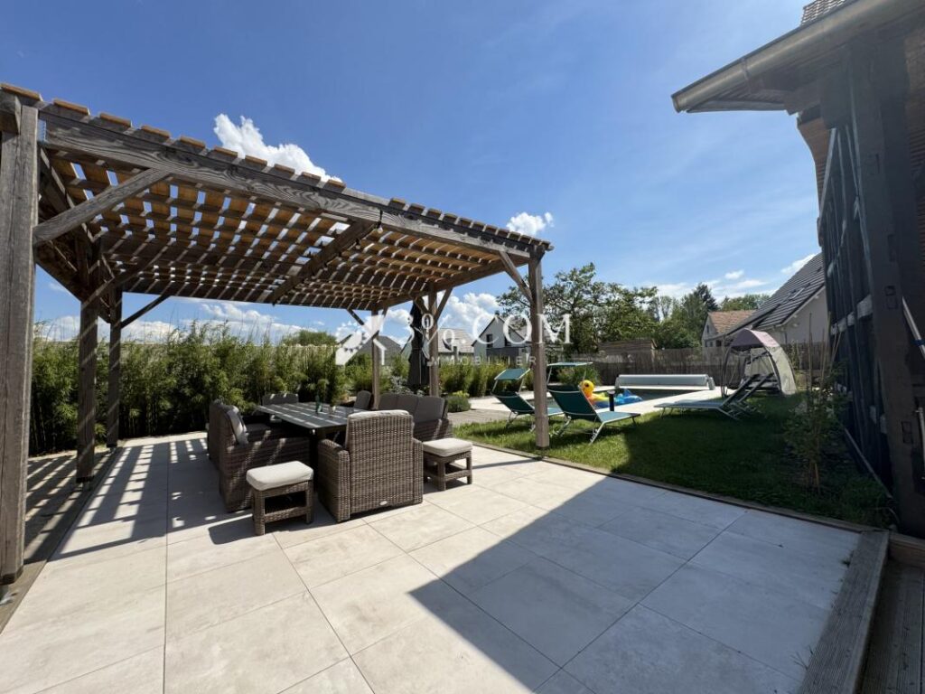 3%COM Très belle demeure avec piscine – 8 pièces – 5 chambres – 251 m²