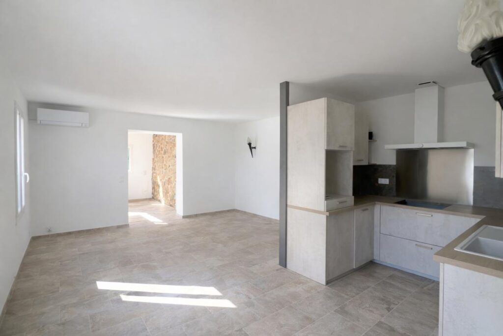 Ensemble immobilier Flassans 300 m2 – 11 pièces – 5 chambres – 330 m²