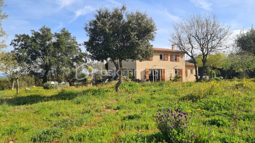 PROPRIÉTÉ D’EXCEPTION AU CŒUR DES VIGNES – LA GARDE-FREINET – 6 pièces – 4 chambres – 162 m²