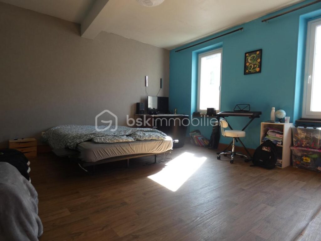 GRANDE MAISON DE VILLAGE AVEC JARDIN – 10 pièces – 6 chambres – 211 m²