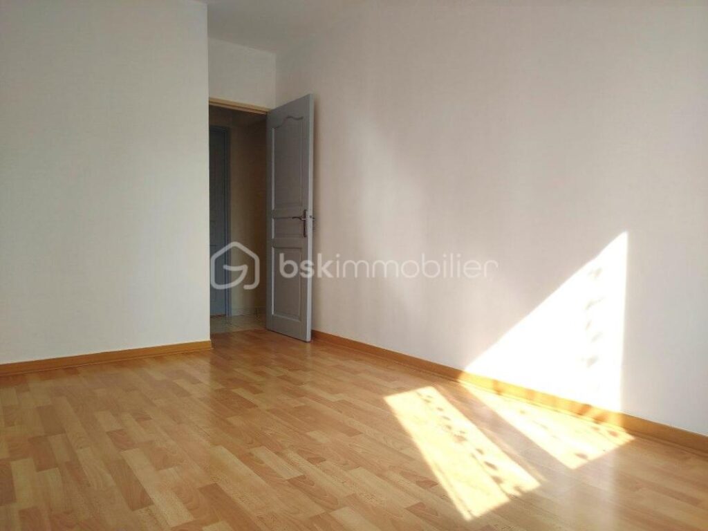 BEL APPARTEMENT IDEALEMENT SITUE – 5 pièces – 3 chambres – 92 m²