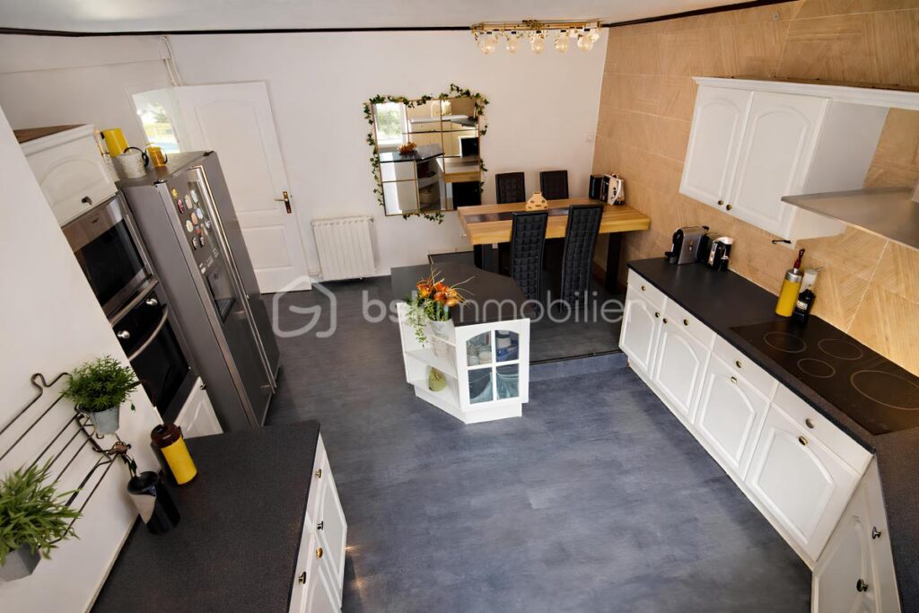 VILLA DE PLAIN-PIED VUE MER – 167 m² – TERRASSES – PISCINE – ROOF-TOP – À 50 MÈTRES DE LA MER – PROCHE PLAGES DES SABLETTES – 3 CHAMBRES + DÉPENDANCE – 599 000 € – 6 pièces – 4 chambres – 167 m²