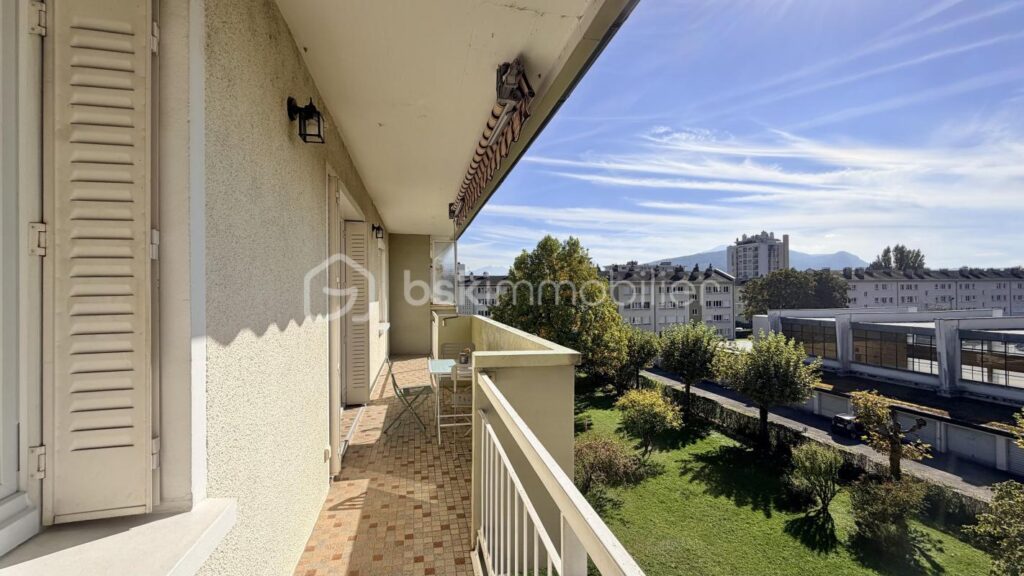 T3 traversant Annecy avec vue sur le Veyrier et le Semnoz – 3 pièces – 2 chambres – 61 m²