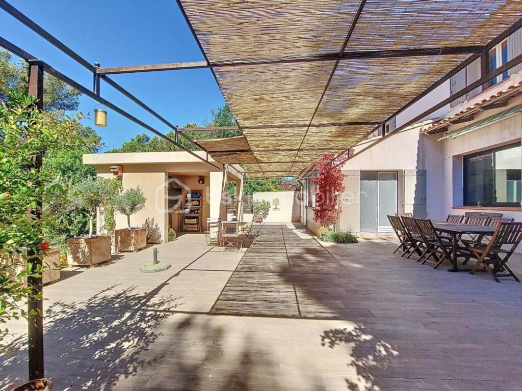 VILLA DE CARACTERE – 6 pièces – 5 chambres – 135 m²