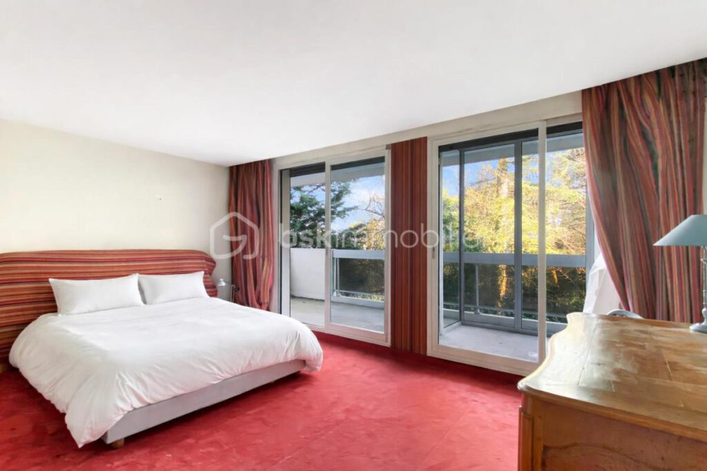 Duplex d’exception au cœur de la verdure – Terrasses, balcons, box – Ville-d’Avray – 5 pièces – 2 chambres – 155 m²