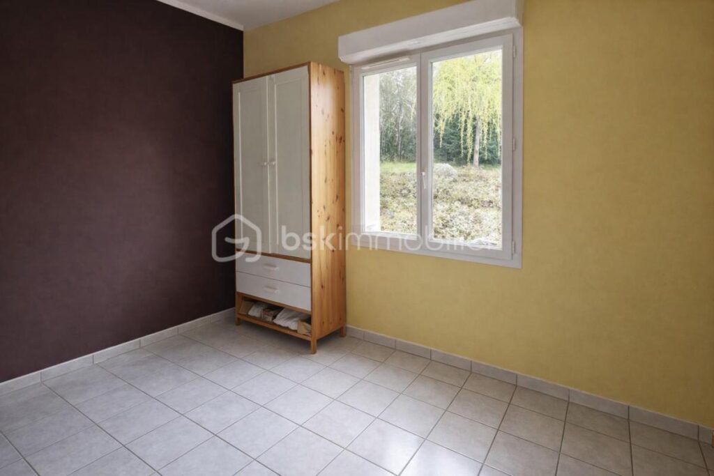 Havre de paix avec vue dégagée sur la campagne – Piscine – Terrain arboré – À 3 min des commerces et 5 min de la gare – 6 pièces – 4 chambres – 152 m²