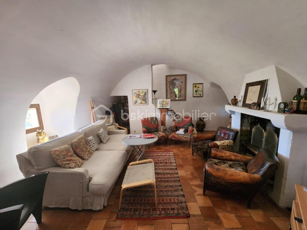 Bâtisse en pierres du 16ème siècle avec vue imprenable sur la Sainte-Victoire, proche de Lourmarin – 13 pièces – 6 chambres – 400 m²